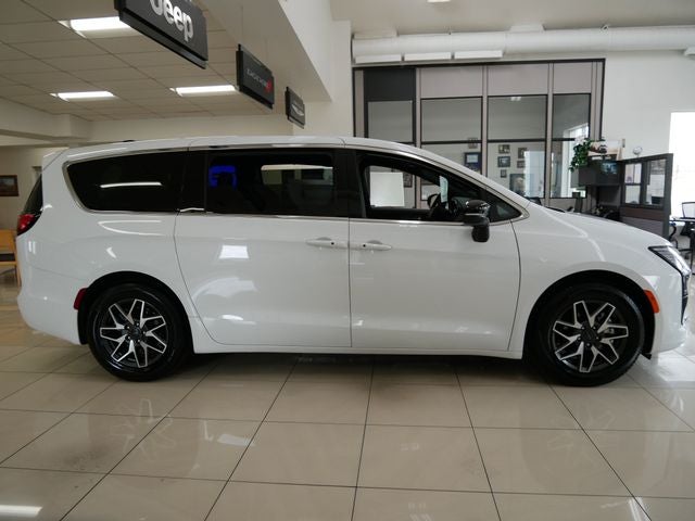 2027 Chrysler Pacifica Limited
